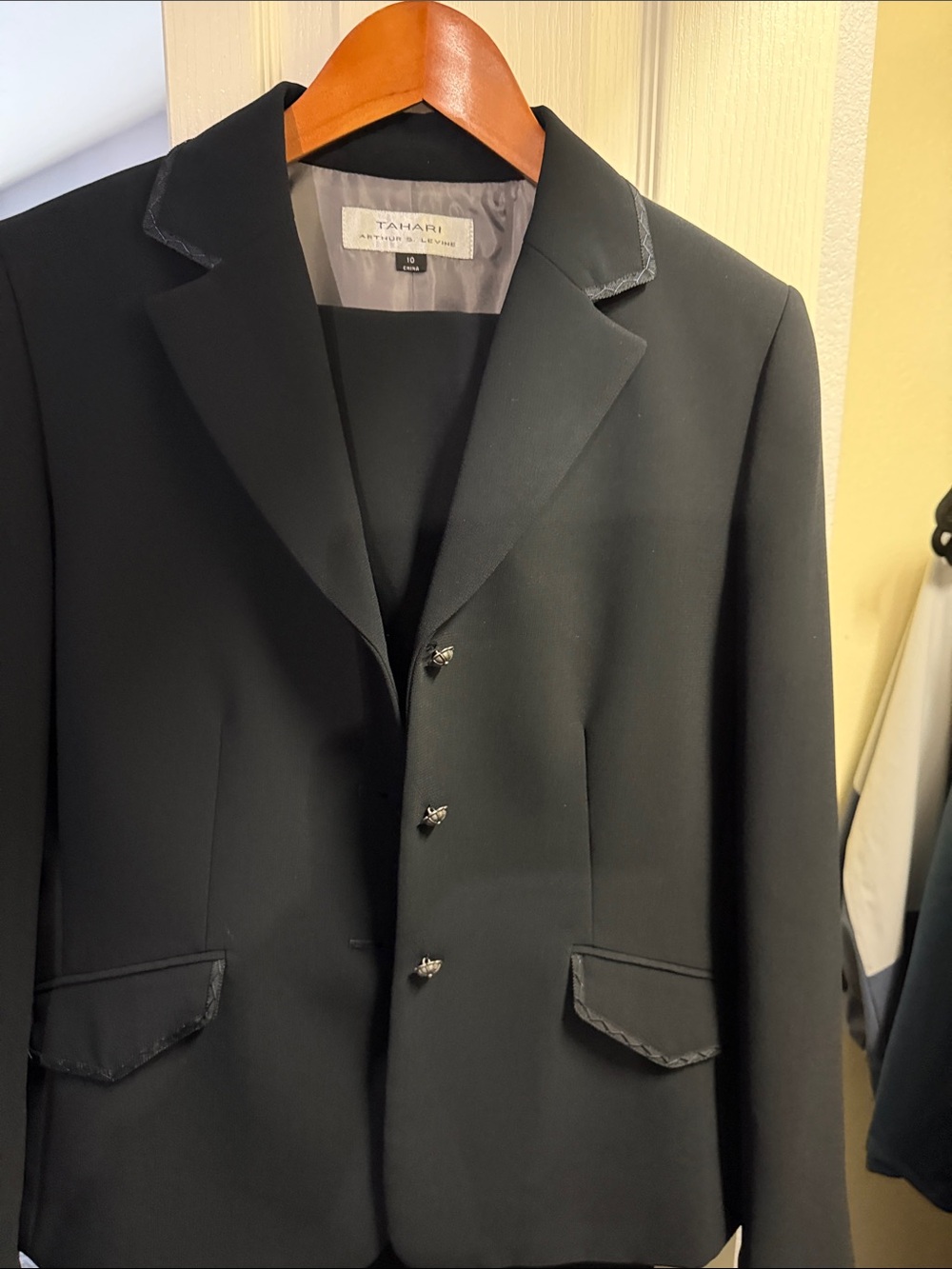 Tahari Black Notch-Lapel woman’s suit Blazer with pants